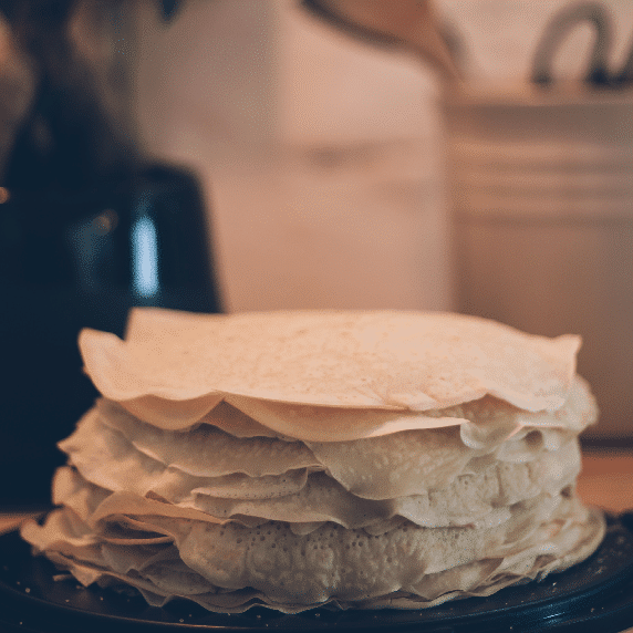 Crêpes au lait et purée crue d'amande