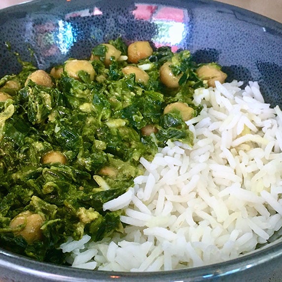 Curry de pois chiches aux épinards et purée crue noix de cajou