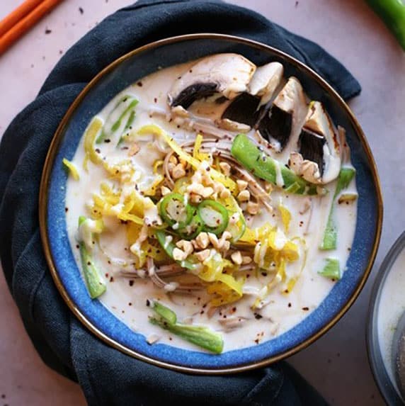 Bouillon de légumes croquants à la purée Amande-Coco by plante ton assiette