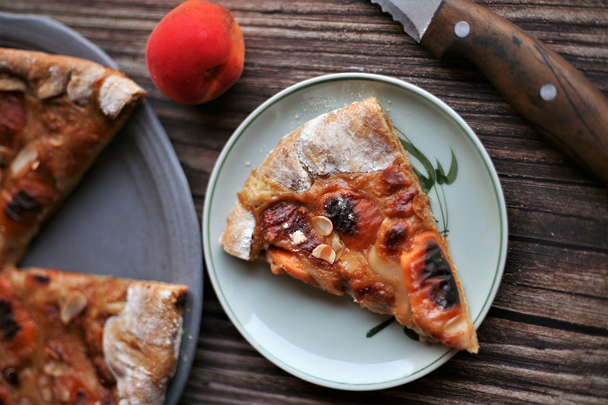 Tarte abricot à l'avoine amande noisette by Plante ton assiette