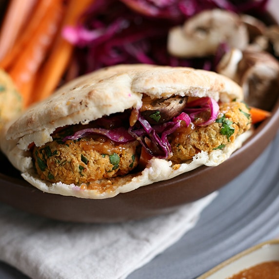 Pita falafels et sauce à la purée crue tahin by Plante Ton Assiette