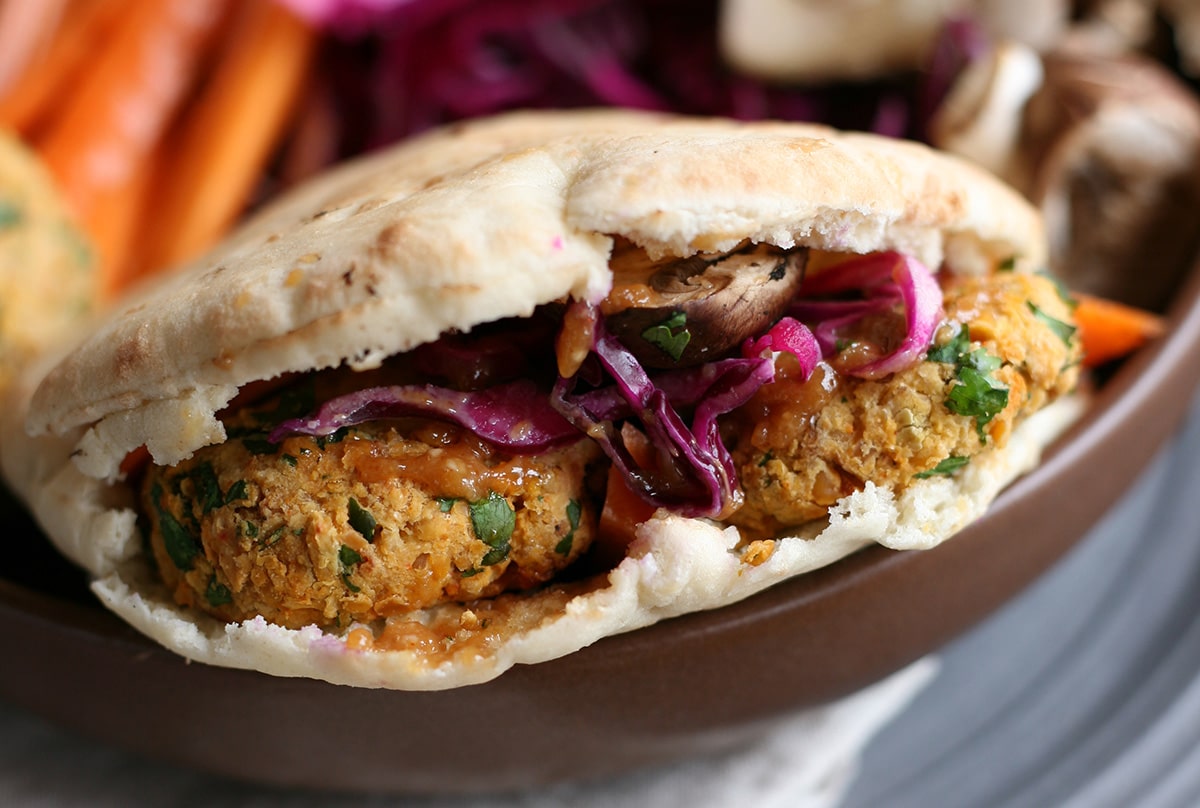 Pita falafels et sauce à la purée crue tahin by Plante Ton Assiette