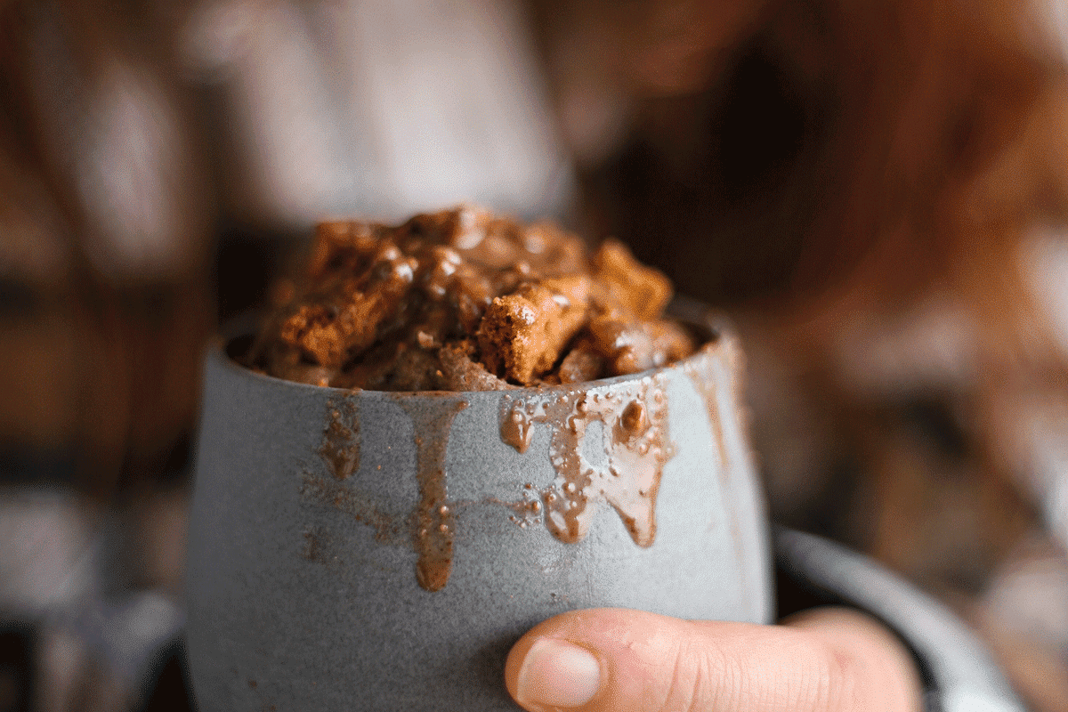 Mug cake à la purée d'amande toastée by Plante Ton Assiette