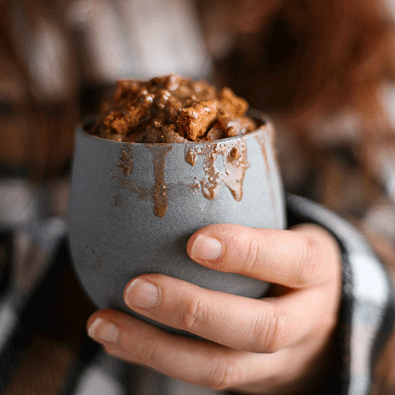 Mug cake à la purée d'amande toastée by Plante Ton Assiette